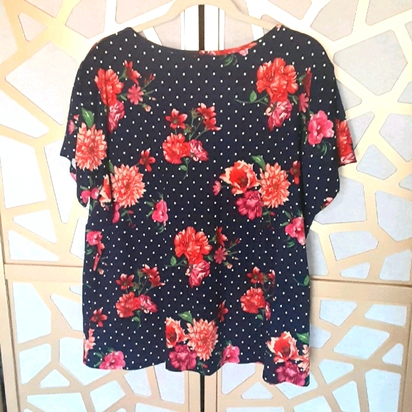 NWT E.L.H. STUDIO Tie Front Floral Dot Top - Picture 4 of 5